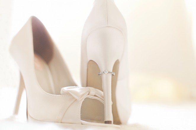 bridal shoes engagement ring bröllopsfotograf
